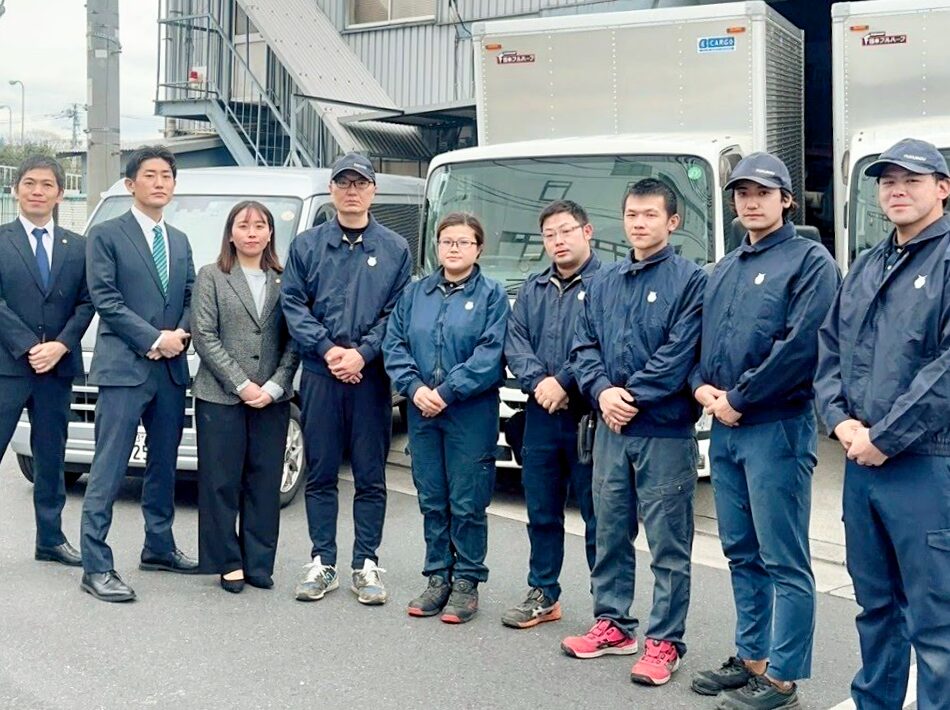 事故現場の清掃から事故物件の売却支援まで、様々に対応します。:現代には、現代ならではのさまざまな問題が溢れています。65歳以上の人口は、すでに総人口の2割以上です。「孤立死」「孤独死」「独居老人」「事件」「事故」「自殺」などの社会問題に直面し、困っている方々のお手伝いが、我々ふくろうの務めです。弊社ふくろうは、常に革新に挑戦し、社会に役立つ新しいサービスを考え、質の高いことをまごころを込めて提供する事を覚悟を持って取り組んでいます。お客さまにご満足いただける事が、スタッフ全員の励みになっています。質の高いサービスを提供し続けるためには、自由な発想で、日々挑戦し続けることが大切です。時代に埋もれてしまわないためにも、成長を貪欲に追っていきます。「感謝の心」と「秘密厳守」はスタッフ全員の合言葉です。ご依頼者さま、ご遺族さまに不利益がなく、心に寄り添うサービスを提供したい。その想いでのぞませていただいております。遺品整理では、大量の不要品を回収するようなケースも珍しくありません。遺品整理の際に回収した衣類などは海外ボランティアに寄付させていただきます。そして、鉄くずやOA機器類などは、マテリアルリサイクル(ごみを原料として再利用すること)いたします。このように、資源循環型社会の形成を目指します。また、リサイクル過程で排出される有害な物質を適正に回収・処理することで、地球環境への負荷の低減に努めています。
