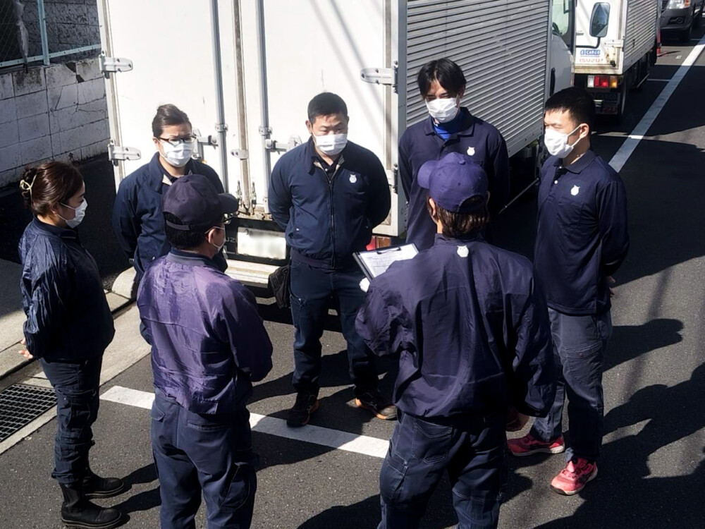 <「便利屋」や「引越し屋」にできない、ふくろうの充実サービス>遺品整理とは、ただ家財を外へ出すだけではありません。貴重品や想い出の品やお写真、引き落としなどが続く郵便物など、ご遺族さまが見落としているのではないかという部分まで気を払いながら仕分けと整理を一つひとつ繰り返す、それが基本です。些細な事かもしれませんが、相続対象品も埋もれている可能性もあり、とても大切な事です。毎日の実績の積み上げがあって、瞬時に見分ける目が養わるものです。今、「遺品整理」と言う言葉で全国へ拡がり、日本に「遺品整理」の会社が約6000社あるとも言われます。ですので、どこにでもできるものではありません。大切な相続財産を確認なしに廃棄されてしまうケースも多々あるのではないでしょうか。不法投棄の急増も関係あるかもしれません。罰せられるのは所有者(ご遺族様)です。同じ料金をお支払いされるなら、専門業者を選ばれる方が安心感も高いのではないでしょうか。ふくろうの遺品整理で、最も大切にする事が「故人様の想いを大切に、ご遺族様に寄り添う」です。 大切に扱われていた家具や衣類、そしてご家族様との思い出の品は、真心を込めて手作業で分別し、ご要望に沿って買取りや資源のリサイクルにも取り組んでおります。<「便利屋」や「引越し屋」にできない、ふくろうの充実サービス>遺品整理とは、ただ家財を外へ出すだけではありません。貴重品や想い出の品やお写真、引き落としなどが続く郵便物など、ご遺族さまが見落としているのではないかという部分まで気を払いながら仕分けと整理を一つひとつ繰り返す、それが基本です。些細な事かもしれませんが、相続対象品も埋もれている可能性もあり、とても大切な事です。毎日の実績の積み上げがあって、瞬時に見分ける目が養わるものです。今、「遺品整理」と言う言葉で全国へ拡がり、日本に「遺品整理」の会社が約6000社あるとも言われます。ですので、どこにでもできるものではありません。大切な相続財産を確認なしに廃棄されてしまうケースも多々あるのではないでしょうか。不法投棄の急増も関係あるかもしれません。罰せられるのは所有者(ご遺族様)です。ふくろうの遺品整理で、最も大切にする事が「故人様の想いを大切に、ご遺族様に寄り添う」です。 大切に扱われていた家具や衣類、そしてご家族様との思い出の品は、真心を込めて手作業で分別し、ご要望に沿って買取りや資源のリサイクルにも取り組んでおります。慣れない葬儀の準備、そして精神的な気苦労を抱える状況だからこそ、弊社のサービスが少しでもお役立ちするよう体制を整えております。慣れない葬儀の準備、そして精神的な気苦労を抱える状況だからこそ、弊社のサービスが少しでもお役立ちするよう体制を整えております。