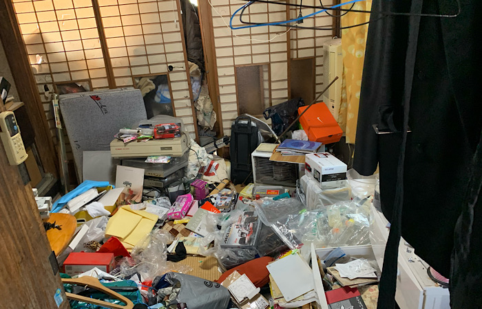 千葉県富津市 ゴミ屋敷 汚部屋 物が捨てられない人たち 断捨離で人生